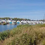 Am Yachthafen In *