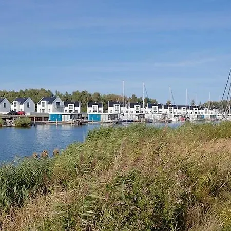 Am Yachthafen In *