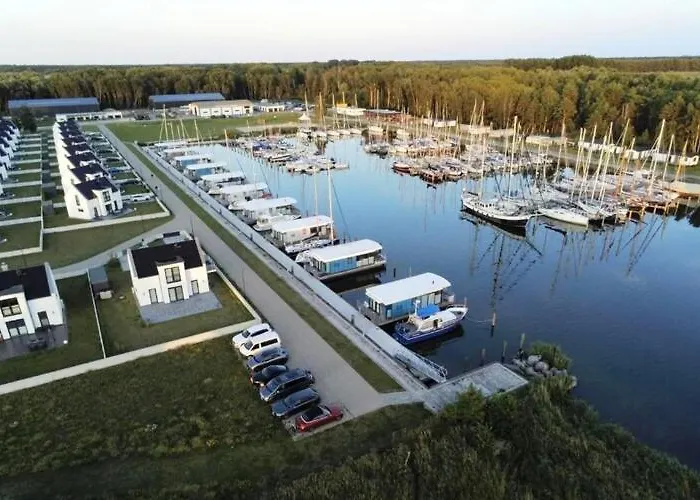 Am Yachthafen In *